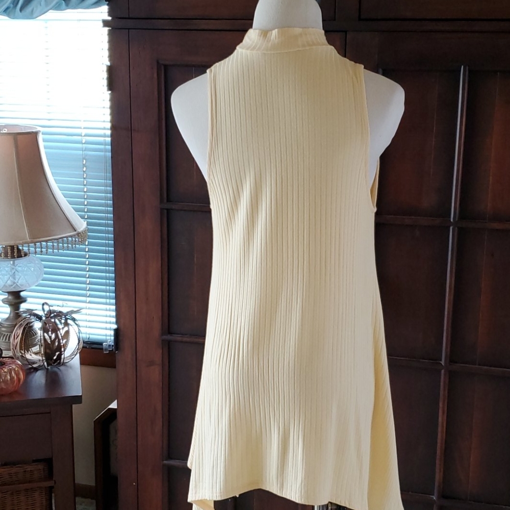 Pale yellow sleeveless top - Picture 3 of 4